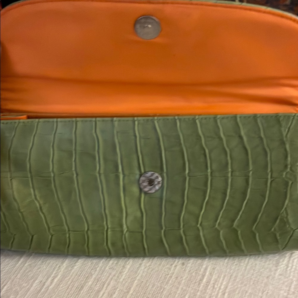 Green Crocodile-Embossed Clutch - Picture 4 of 6